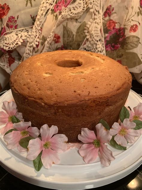 This buttermilk pound cake is our best hostess gift. BUTTERMILK POUND CAKE - Mel's Meals