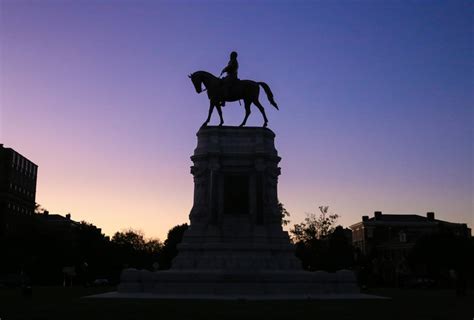 Robert E Lee Memorial On Monument Ave In Richmond Va