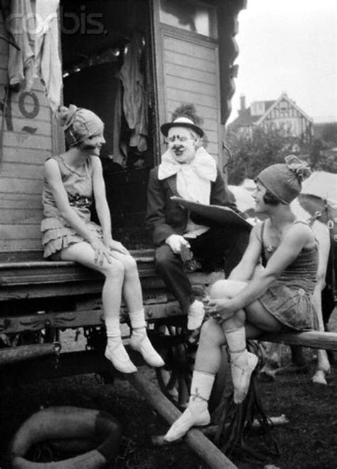 24 Cozy Snapshots Of Circus Performers At The Backstage In The 1920s And 30s Vintage Circus
