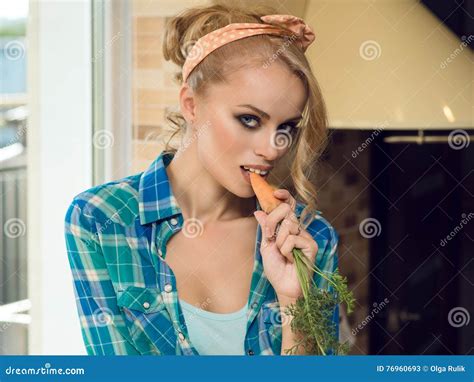 Schöne Sexy Verlockende Blonde Hausfrau Die Karotte In Der Küche Isst Stockbild Bild Von Diät