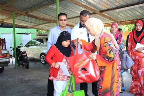 Perhimpunan kakitangan pejabat daerah dan tanah jelebu. Pejabat Daerah dan Tanah Melaka Tengah : Program Ziarah Kasih