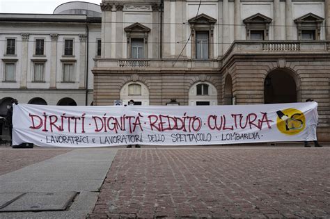 Spettacolo Protestano Attori Danzatori Tecnici E Operatori Teatrali Appesi Due Striscioni