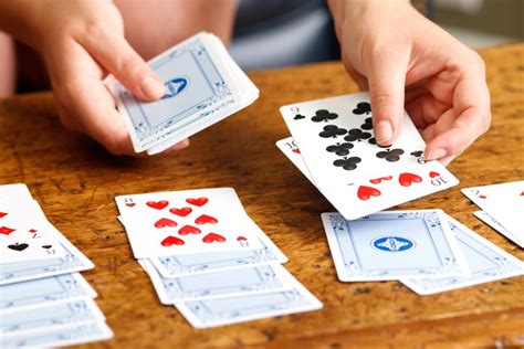 Se pueden usar dos barajas con diferente color de reverso, de este modo, juegos con cartas de poker instrucciones mientras una baraja se juega, la otra queda. Juegos de barajas