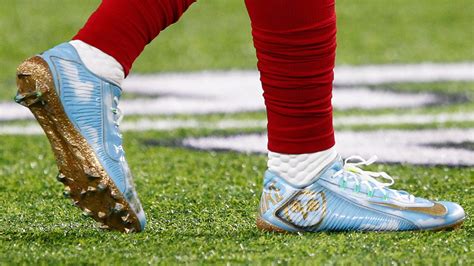 How To Spat Your Cleats Why Do Football Players Tape Their Cleats