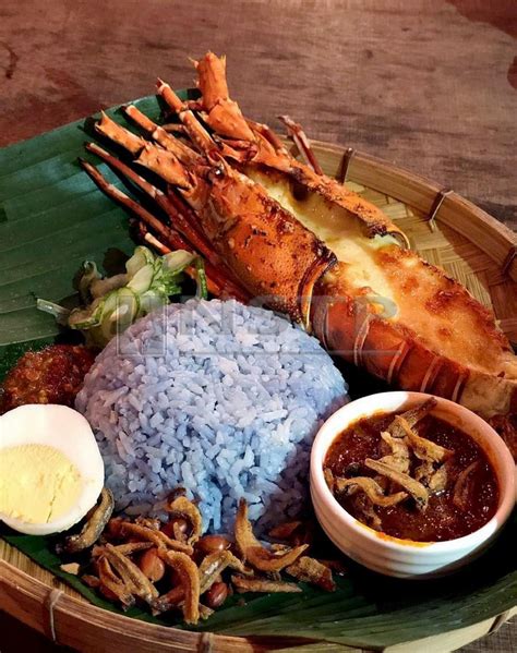 Korang makan nasi dengan lauk ikan masin kat warung tepi jalan kena cukai. Best nasi lemak in town | New Straits Times | Malaysia ...
