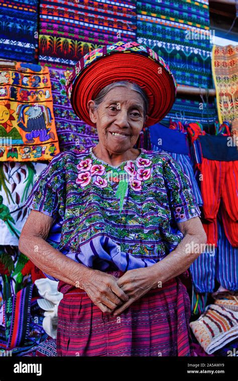 La Ropa Folklorica Fotograf As E Im Genes De Alta Resoluci N Alamy