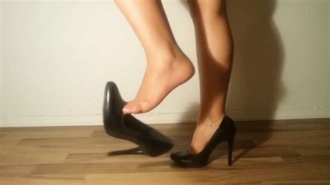 Latina Feet Legs And Pumps Stand Up Shoeplay Youtube