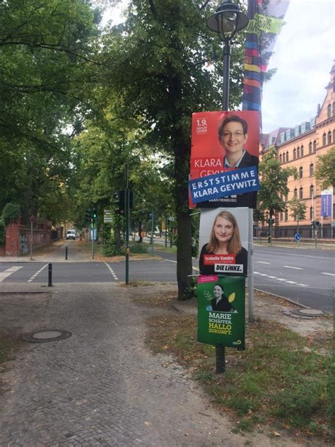 Corona hat die wahlkampagne geprägt und tut dies auch am wahlsonntag. Landtagswahl in Brandenburg - AfD und SPD liefern sich ein ...