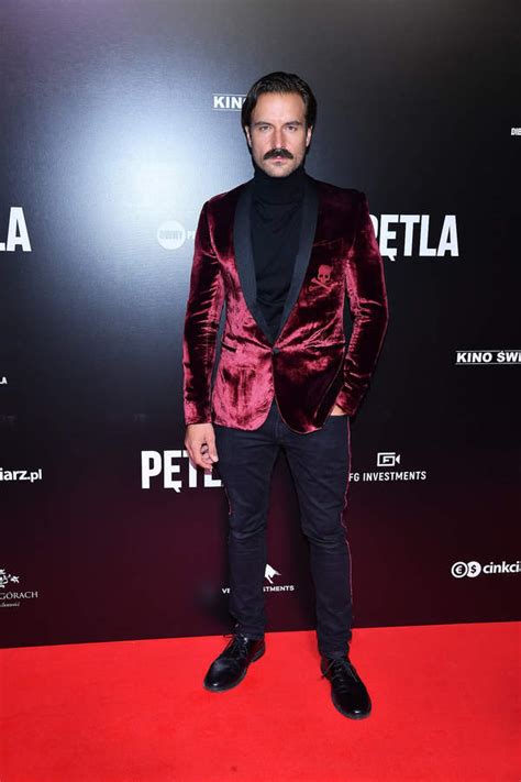 Wkrótce trafia do przestępczego półświatka pełnego występku, przemocy, korupcji i zdrady. Premiera filmu Patryka Vegi Pętla, gwiazdy, Antoni ...