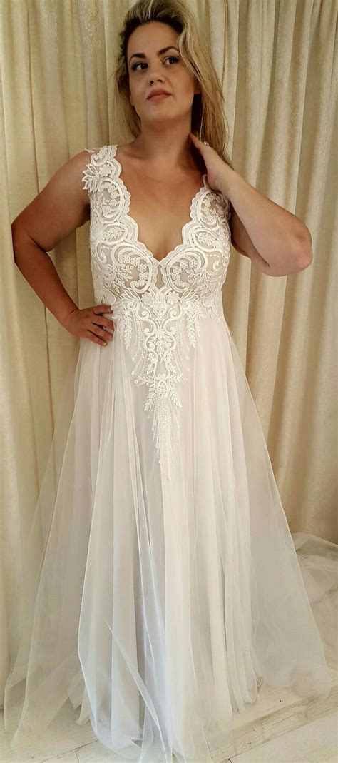 We offer trendy and traditional bridal gowns in plus sizes from 14w to 26w, with online shopping for plus size wedding dresses from a great selection of clothing & accessories at incredibly competitive prices with guaranteed quality. Breath taking plus size wedding dress from Studio Levana ...