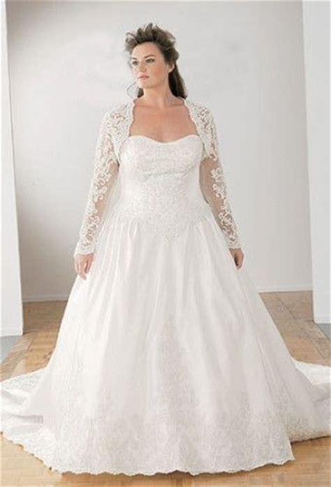 Casual wedding dresses for bride. Plus size wedding gowns with jackets - curvyoutfits.com