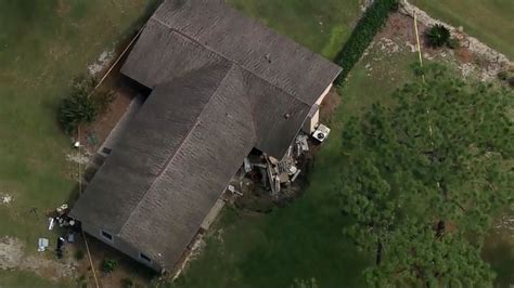 Sinkhole Swallows Part Of Florida Home Video Abc News