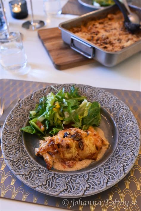 Och magen blev ännu mer svullen veckan efter. Het kycklinggratäng med krämig chilisås - Johanna Toftby ...