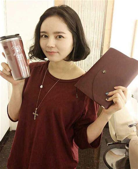 2016년, 전세계를 휩쓸고 있는 헤어스타일 트렌드 '어깨 위 단발'도 최근 어깨 위 긴 단발로 머리카락을 싹둑 자르며 단발 열풍에 편승한 미란다 커(miranda kerr)부터 다양한 어깨 위 단발 스타일을 선보이는 알렉사 청(alexa chung) 한가인 단발머리 "14학번 새내기 인줄 알았다…캠퍼스 여신 강림 ...
