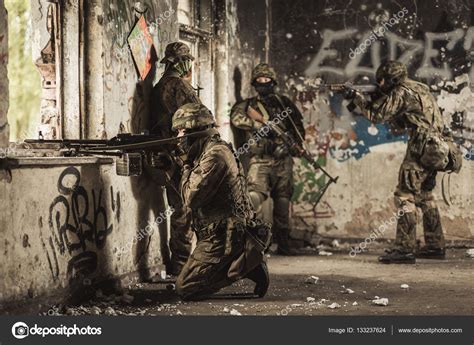 Militar guerra guerrero soldados ejército caballero armadura armas hombre soldado. Fotos: soldados | Soldados marinos entrenamiento con arma ...