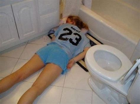 Dont You Hate It When You Find A Dead Girl In Your Bathroom
