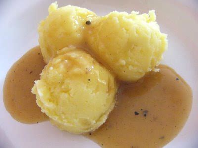 Saya syorkan supaya sediakan roti kentang untuk hidangan petang keluarga kita. Warna kehidupanku: RESEPI KENTANG PUTAR EPPY