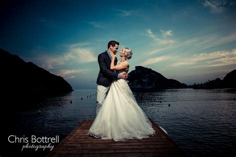 Low key photography implies using only a key light that can be modified with a simple reflector or a fill light. Strobist Wedding photography | Chris Bottrell Photography