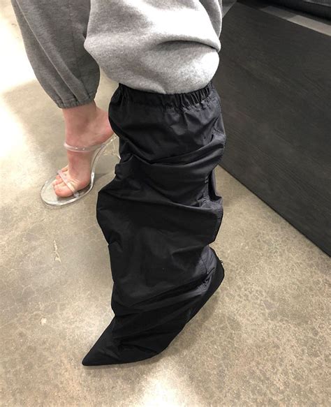 A credible source for adidas and yeezy news called 'yeezy mafia' has since released information on the algae shoe naming it the yeezy foam. Kanye Reveals New 'Yeezy' Shoes, But This Guy Destroyed ...