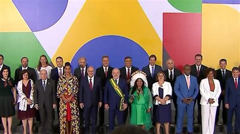 Lula Dá Posse Aos Seus 37 Ministros
