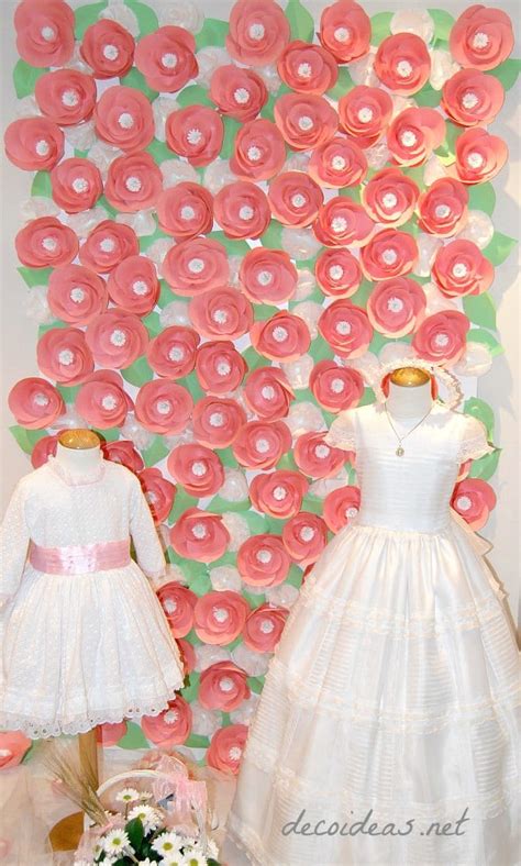 En este post les dejo paso a paso de como hacer rosetas de papel estas son de tamaño grande, quedan como de 43cm, así que lo único que utilizaran son 6 hojas del color de tu preferencia resistol en barra o silicón el que sea de tu agrado. Una pared de flores para Carmen