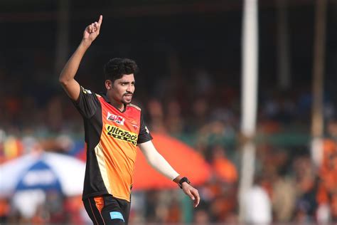 Ipl 2022 Watch Mohammed Siraj Reveals The First Thing He Bought After