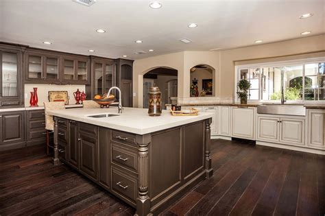 Kitchen Designs With Dark Lower Cabinets And Light Upper Cabinets