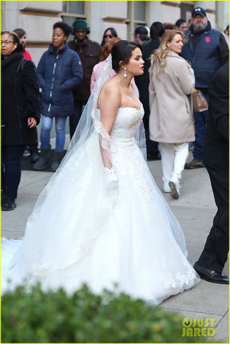 Photo Selena Gomez Wedding Dress Only Murders Set 14 Photo 4911669