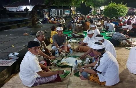 Mengenal Megibung Tradisi Makan Bersama Dari Bali Yang Sarat Makna