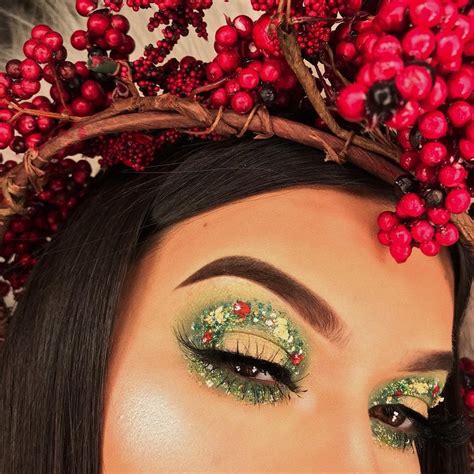 Christmas Wreath Eye Makeup Is The Most Festive Holiday