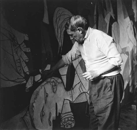 Like so many famous works of art, the meaning of picasso's guernica is not immediately clear and left wide open to analysis and interpretation. Mayo de 1937: Picasso pinta el Guernica - LoQueSomos