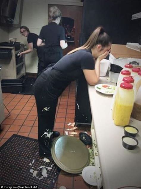 Worst Restaurant Waiter Fails That Are Hilariously Bad Daily Mail Online