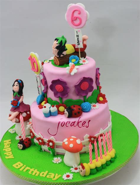 Whether you have an athlete or a princess, these cakes and cupcakes will thrill your birthday girl. 6 year old cake | jocakes