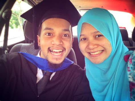 Untuk kasut pula, sebelum anda fikir untuk meletakkannya dalam hantaran anda, kenal pasti dahulu saiz dan warna kesukaannya. "Bro Nak Tanya, Kahwin Masa Belajar 'Challenging' Tak, Tak ...