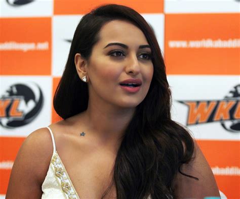 High Quality Bollywood Celebrity Pictures Sonakshi Sinha Sexy Cleavage