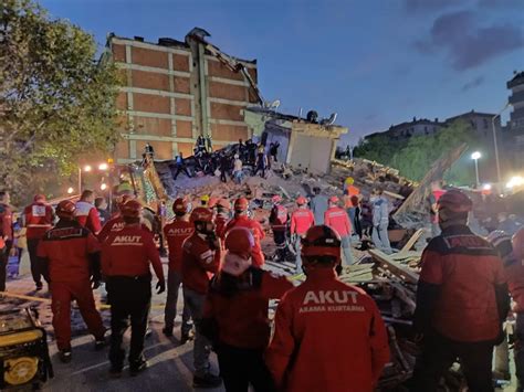 Afad'ın verilerine göre 4.2 büyüklüğündeki deprem yerin 7 kilometre derinliğinde meydana geldi. Ege - İzmir Depremi ile ilgili son dakika gelişmeler