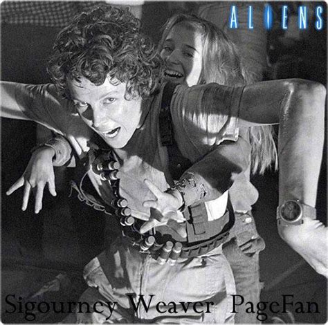 Sigourney Weaver And Carrie Henn Aliens Alien Isolation Aliens Movie Sf Movies