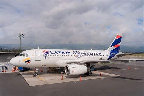 Latam Ecuador Presenta El Avión De La Tri Nicolás Larenas
