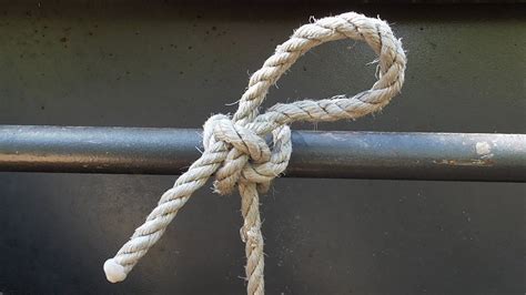 Explanations of basic tips how to learn to make different types of paracord knots. How To Tie A Highwayman's Hitch Knot - YouTube