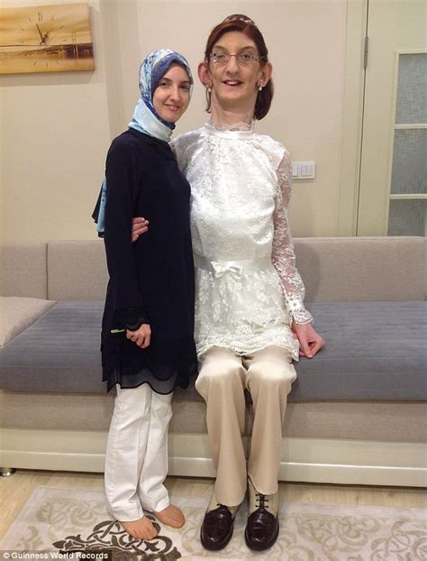 Turkey S Ft Tall Rumeysa Gelgi Is Guinness World Records Tallest Teenager Daily Mail Online