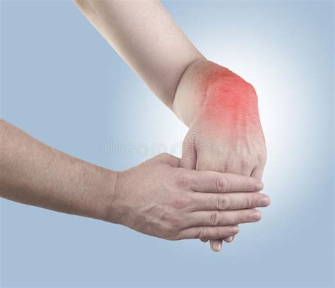 Les traumatismes de la main provoquent un œdème, des douleurs, une raideur et parfois une limitation des mouvements. Douleur Dans Un Poignet D'homme Image stock - Image du ...