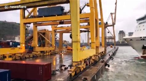 Ferry Smashes Into Barcelona Dock Toppling Giant Crane Video Dailymotion