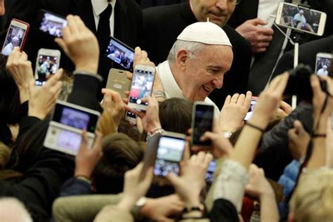 El Papa Francisco Riñe A Los Niños Que Usan El Móvil Mientras Comen Con