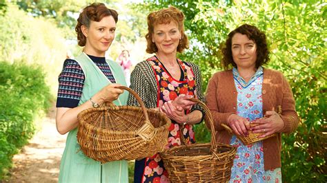 Meet the cast and learn more about the stars of of come home love: 5 Reasons You'll Love Home Fires | Season 1 | Home Fires ...