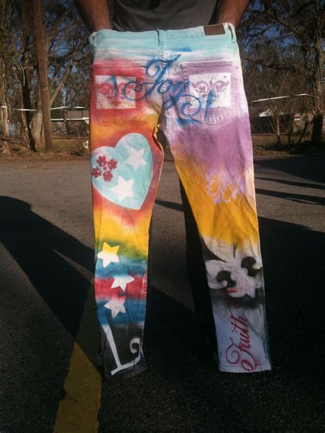 Get spray paint stencil art tutorials and ideas, spray paint stencil art diy, and inspiration. Spray paint stencil designs on white jeans! Fun clothes ...