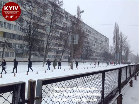Восход солнца 05:01, заход солнца 21:05. Киев погода сегодня: Из-за пробок люди идут пешком, на ...