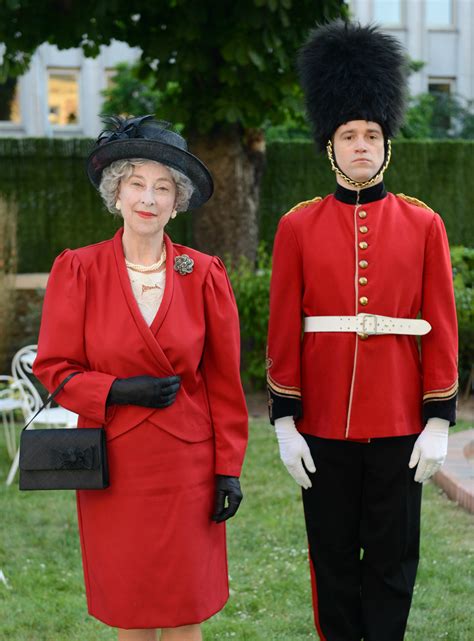 Élisabeth, reine d'angleterre — voir la reine élisabeth … angleterre — pour les articles homonymes, voir england. SOIREE "GARDEN PARTY CHEZ LA REINE D ANGLETERRE" Une ...