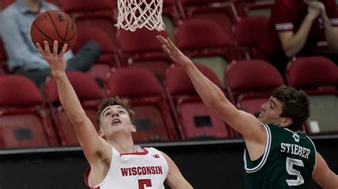 Wisconsin 82 Uwgb 42 Tyler Wahl Leads Badgers In Basketball Rout