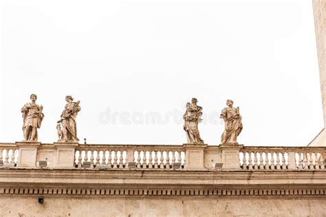 Edificio Antiguo Con Estatuas Romanas Bajo Cielo Gris Fotografía