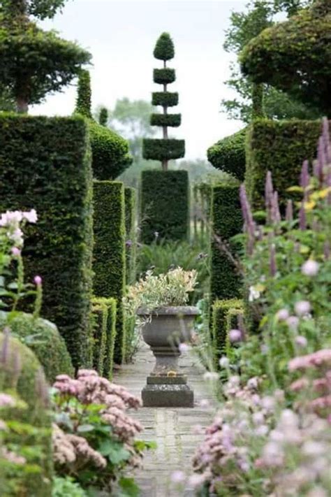 16 Marvellous Topiary Ideas In 2020 Topiary Garden Formal Gardens
